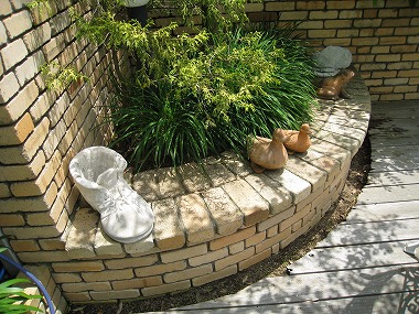 花壇の縁はベンチも兼ねます。