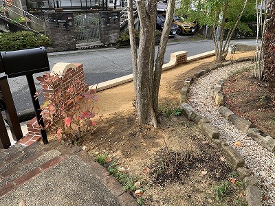 庭からの門柱