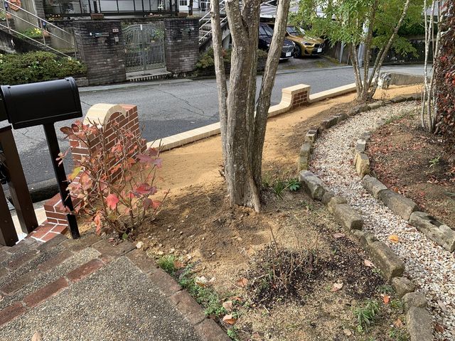 庭からの門柱
