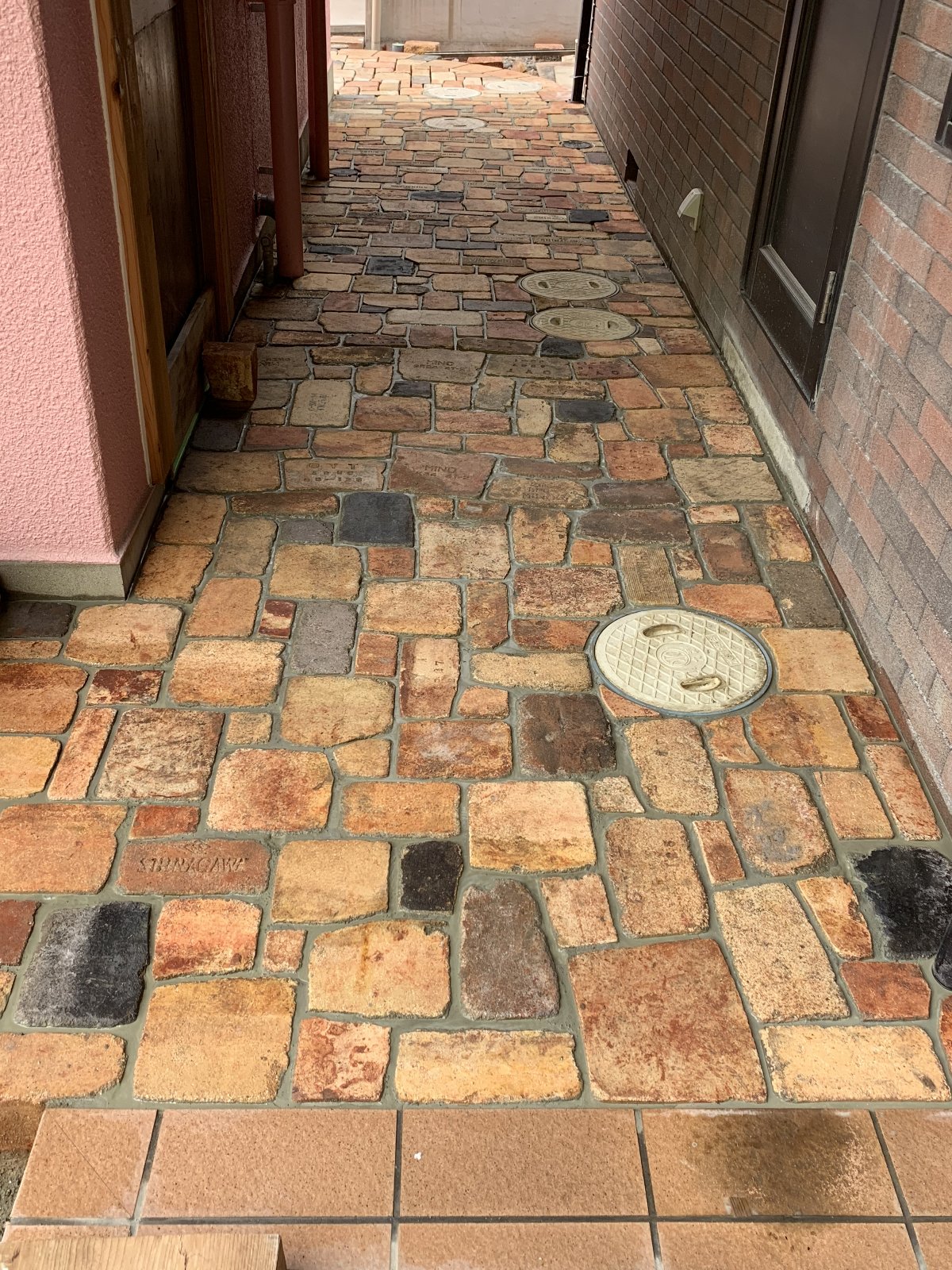通路レンガ敷き